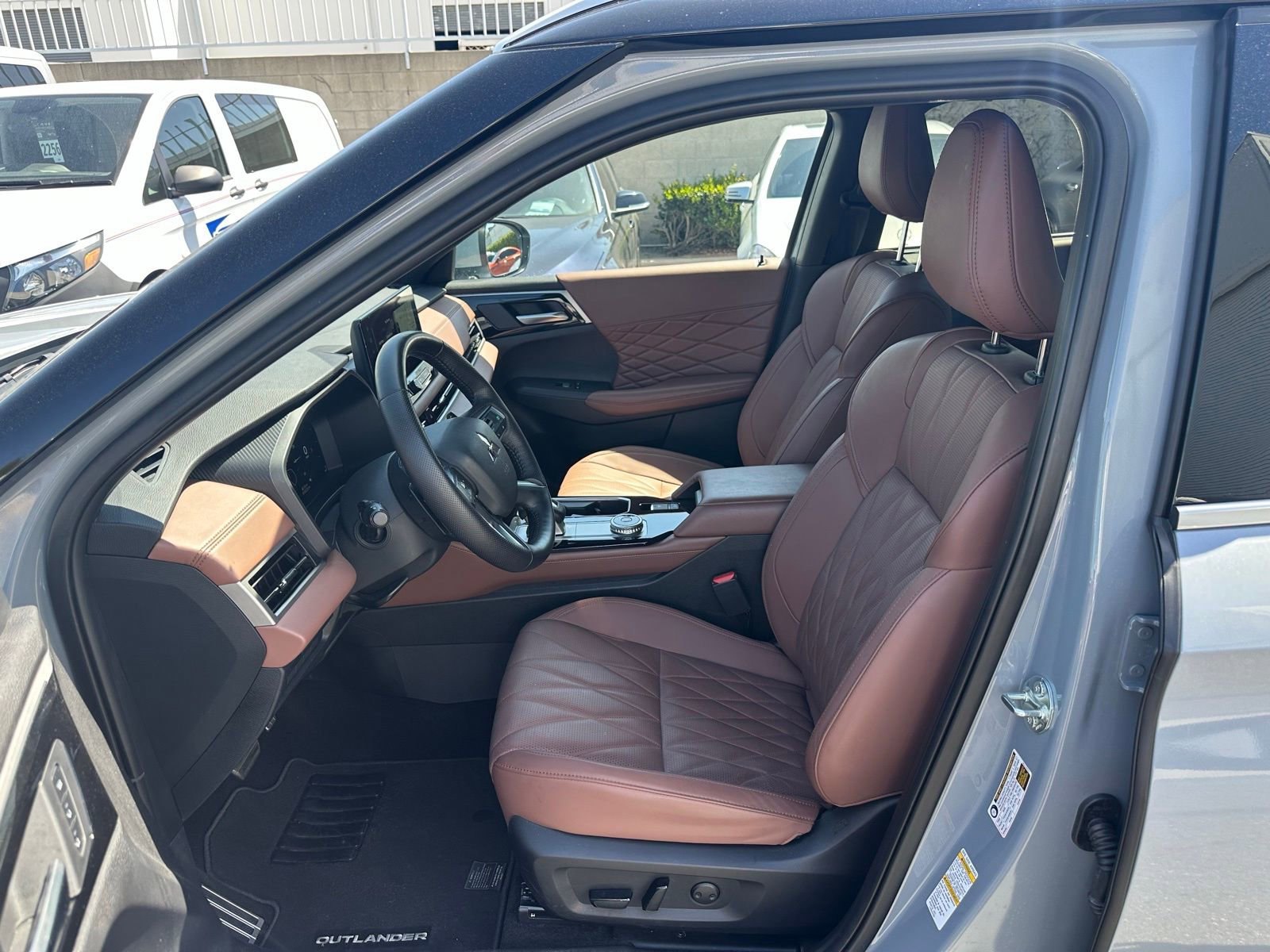 Used 2025 Mitsubishi Outlander SEL image 2