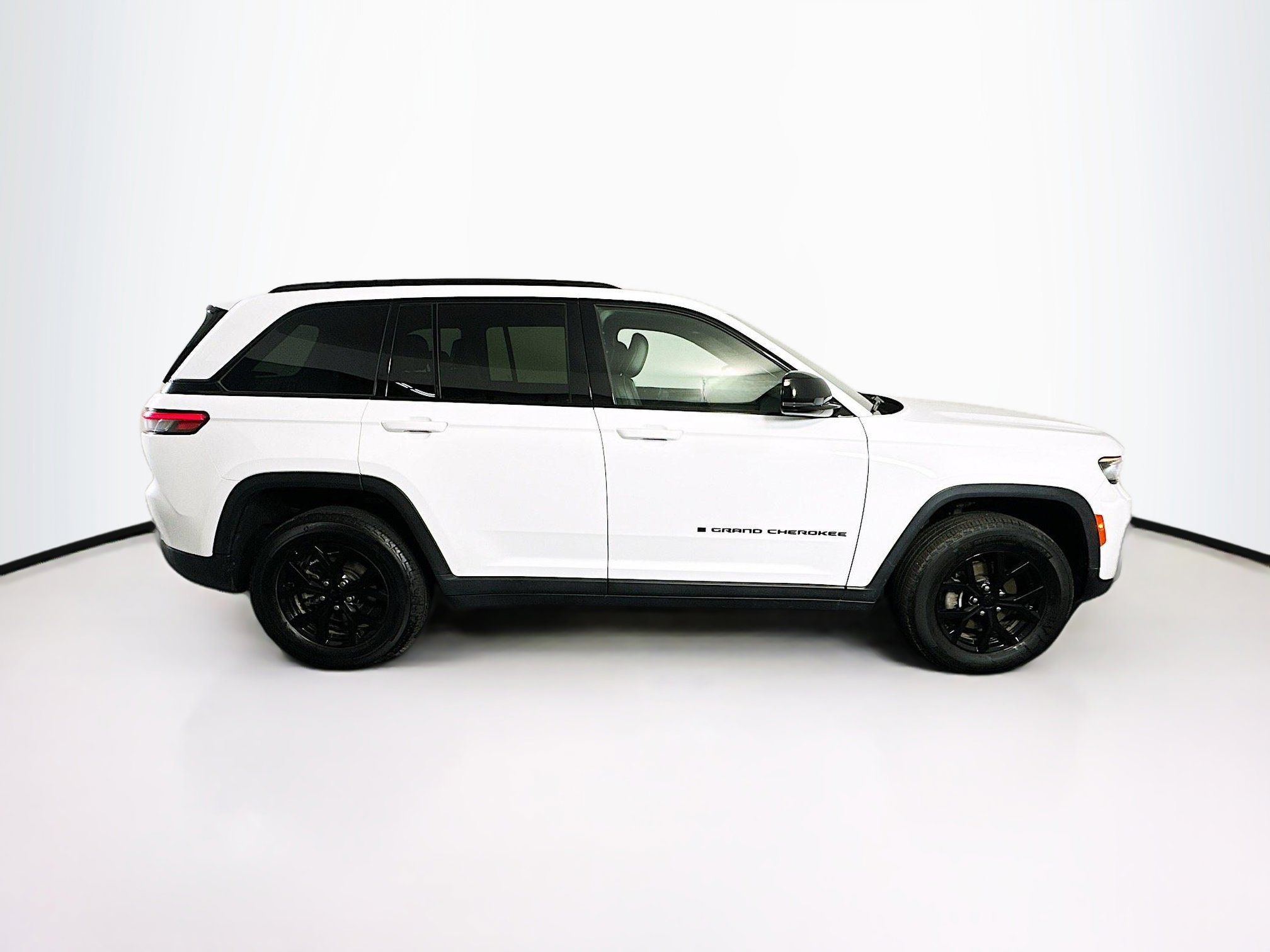 Used 2025 Jeep Grand Cherokee Altitude AWD/4WD image 10