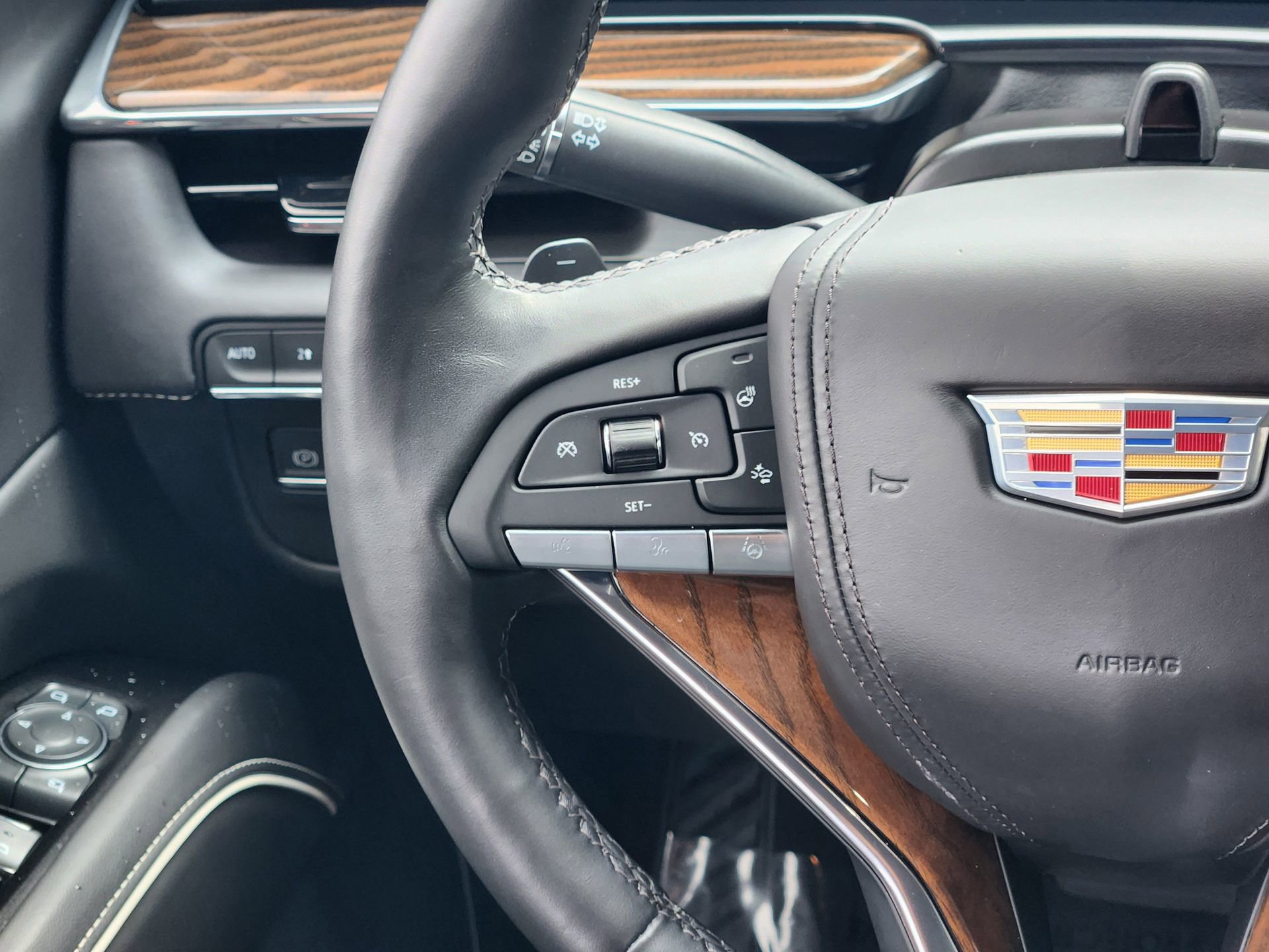 Used 2023 Cadillac Escalade Sport Platinum w/ LPO, ONYX Package image 28