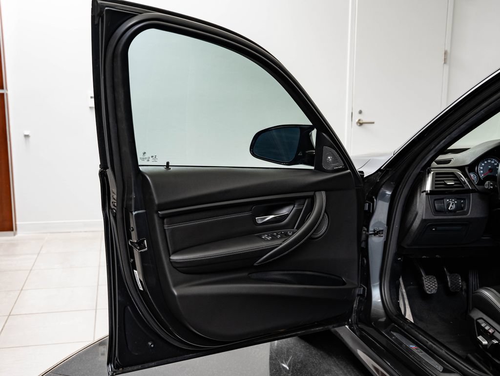 Used 2018 BMW M3 RWD image 27