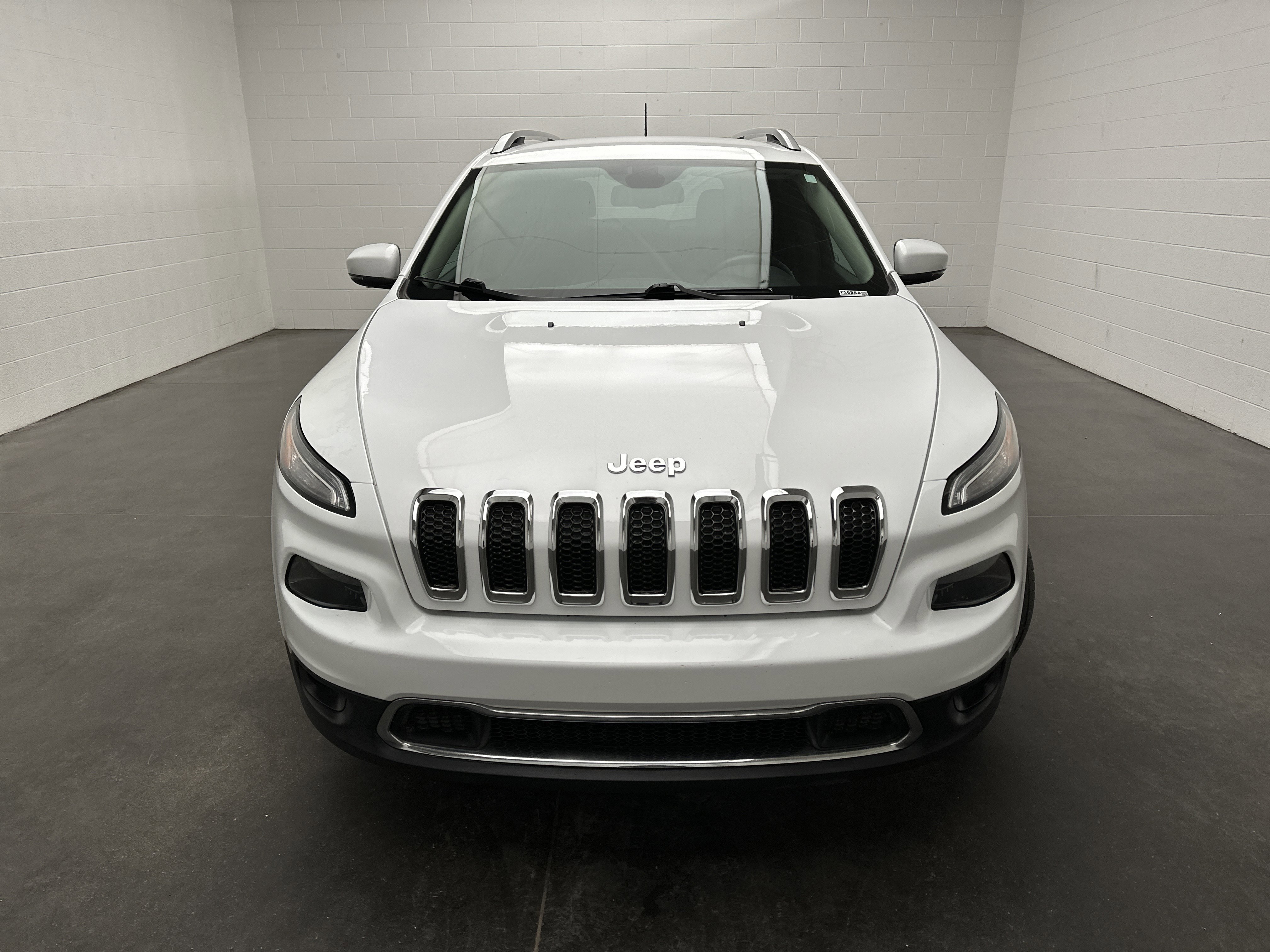Used 2018 Jeep Cherokee Limited image 3