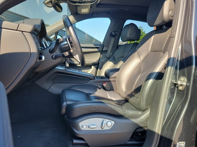 Certified 2017 Porsche Macan AWD/4WD image 4