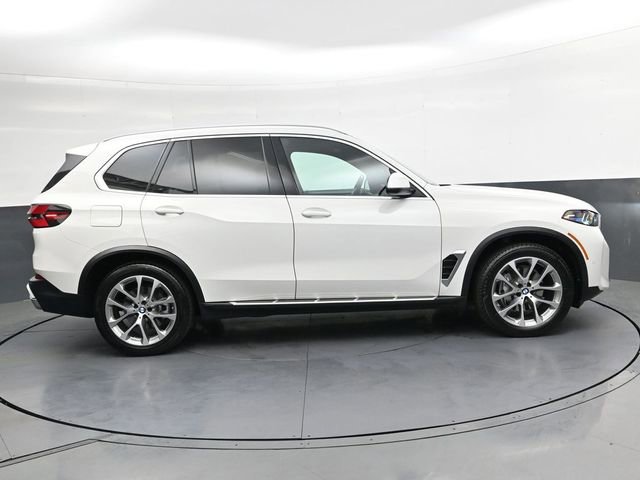 Used 2025 BMW X5 xDrive40i AWD/4WD image 3