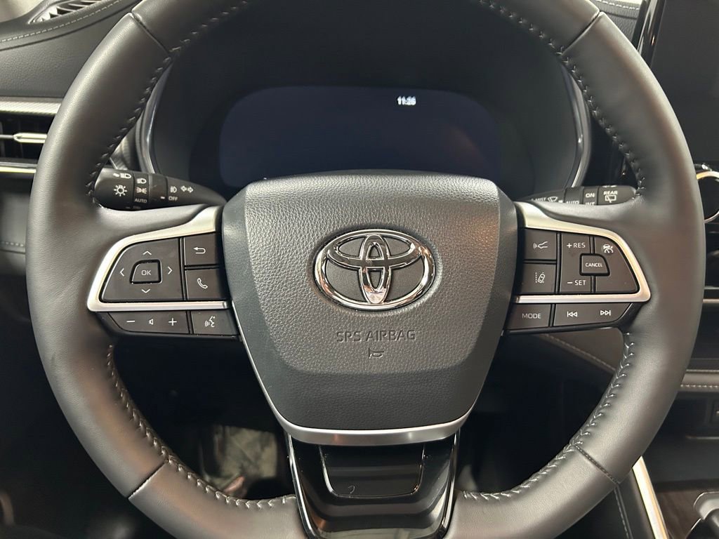 Used 2024 Toyota Highlander Platinum image 19
