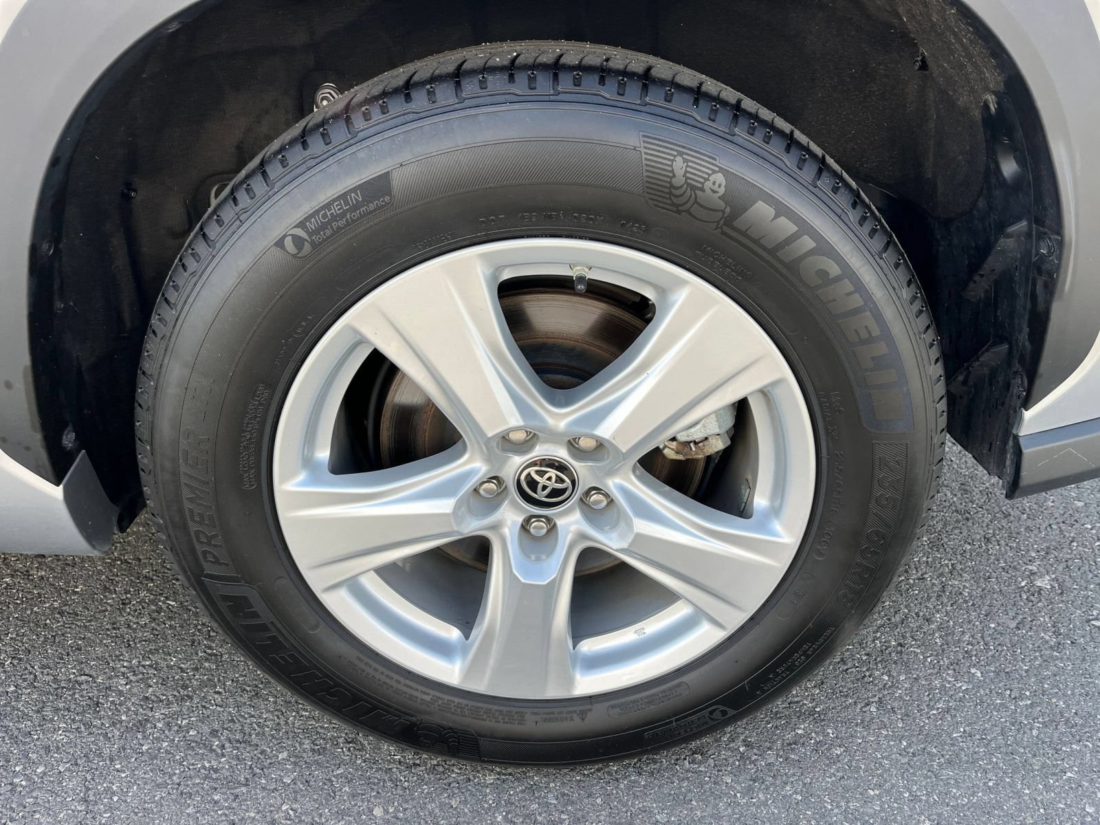 Used 2025 Toyota Highlander LE FWD image 32