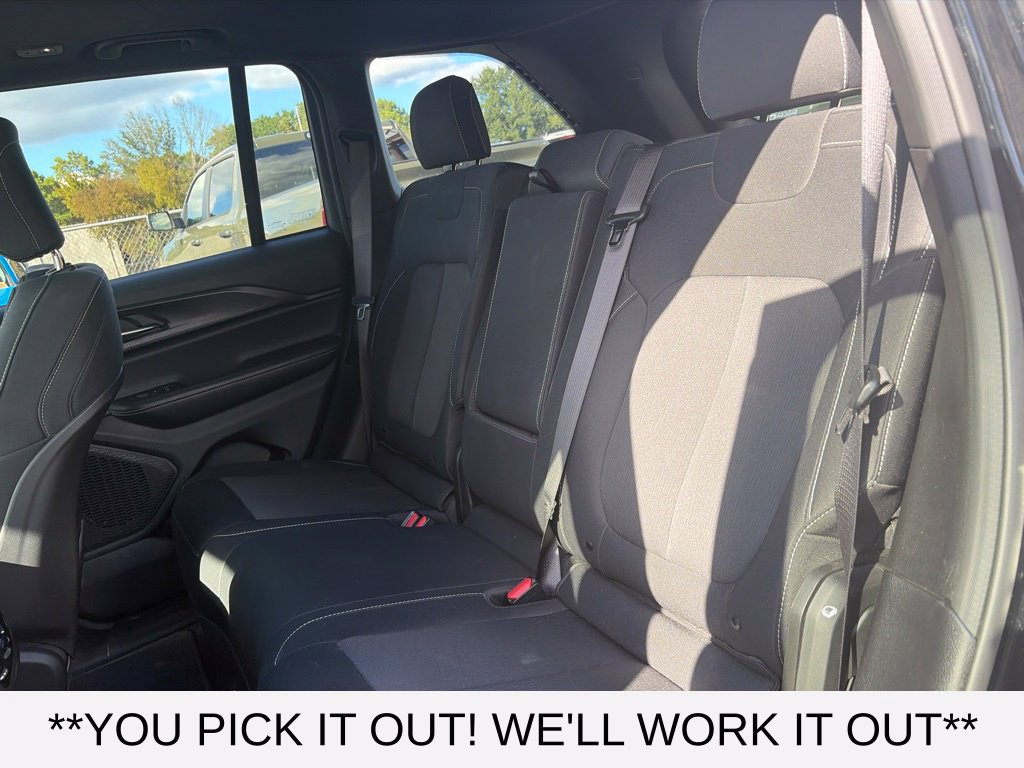 Used 2025 Jeep Grand Cherokee Laredo X w/ Luxury Tech Group I RWD image 9