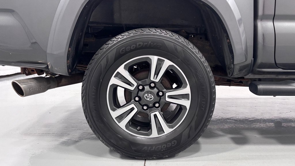 Used 2016 Toyota Tacoma TRD Sport AWD/4WD image 32