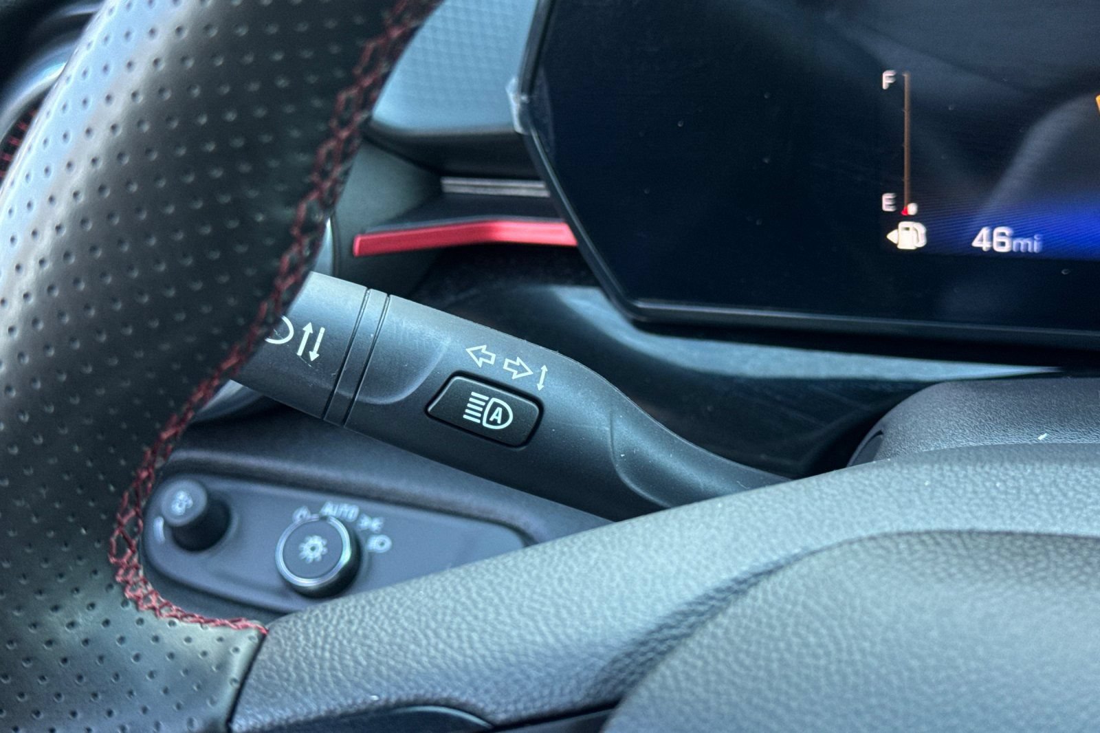 Used 2025 Chevrolet Trax RS FWD image 35