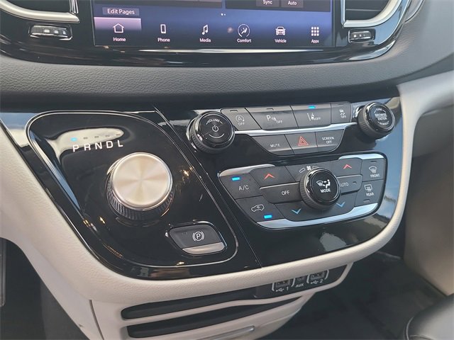 Used 2024 Chrysler Pacifica Touring-L image 36