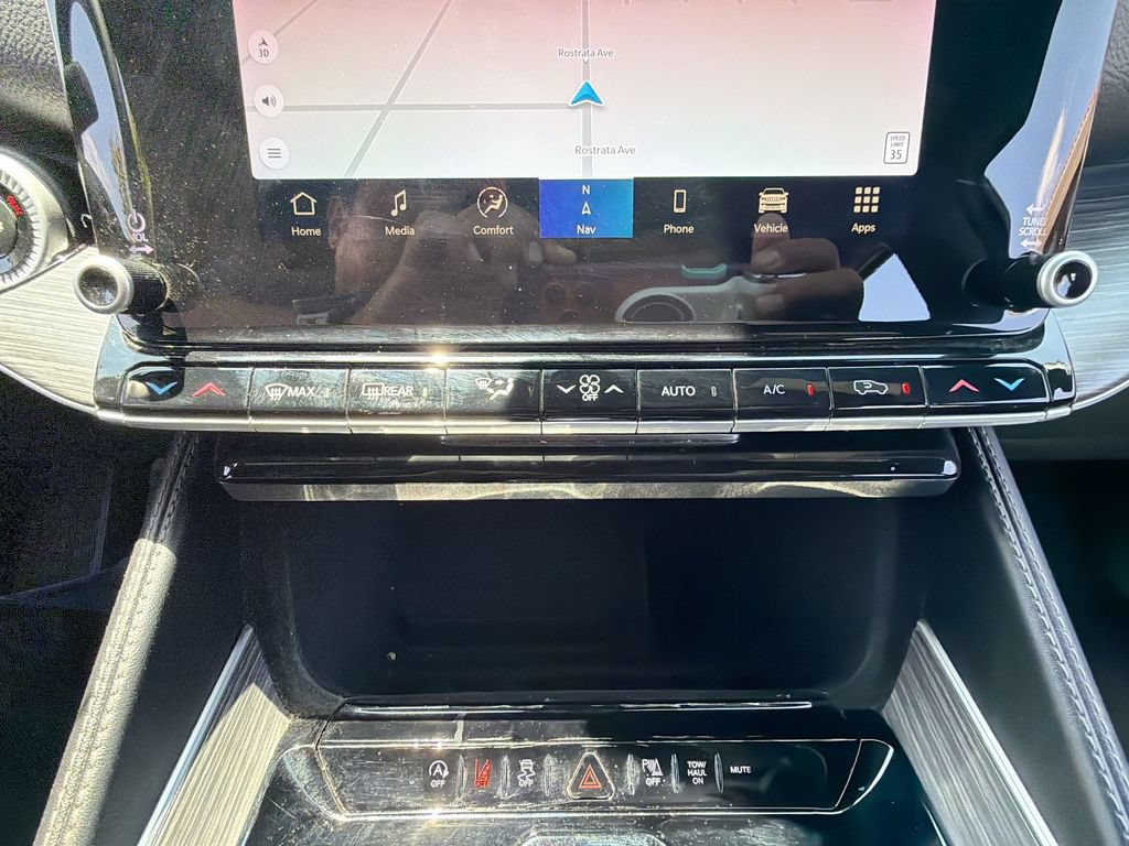Certified 2024 Jeep Wagoneer Series II w/ Flexible Seating Group RWD image 16