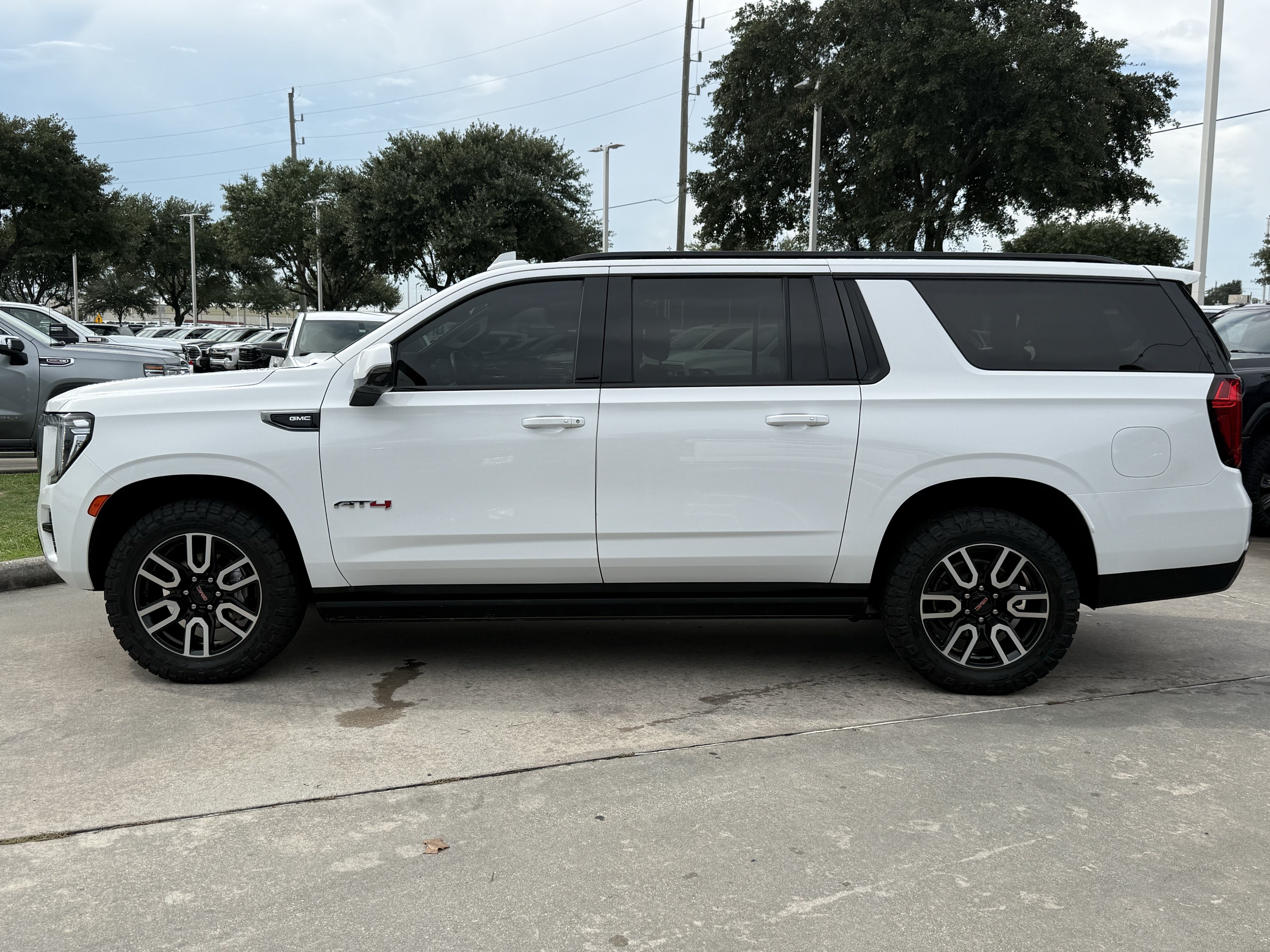 Used 2023 GMC Yukon XL AT4 w/ AT4 Premium Package AWD/4WD image 8