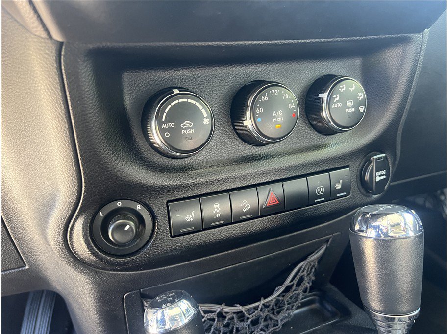Used 2013 Jeep Wrangler Unlimited Rubicon w/ Connectivity Group AWD/4WD image 21