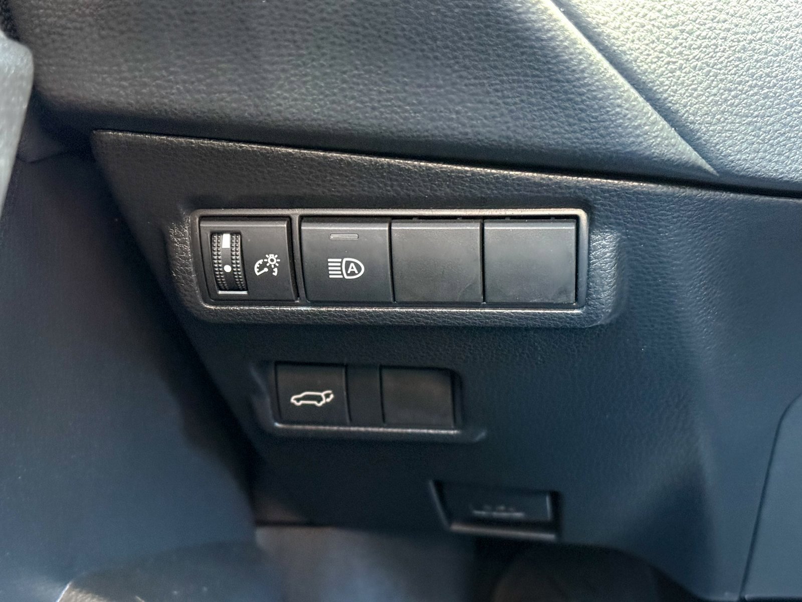 Used 2022 Toyota Corolla Cross XLE w/ Convenience Package image 27