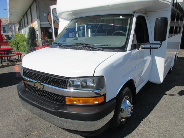 Used 2022 Chevrolet Express 3500 w/ Shuttle Bus Package RWD image 27