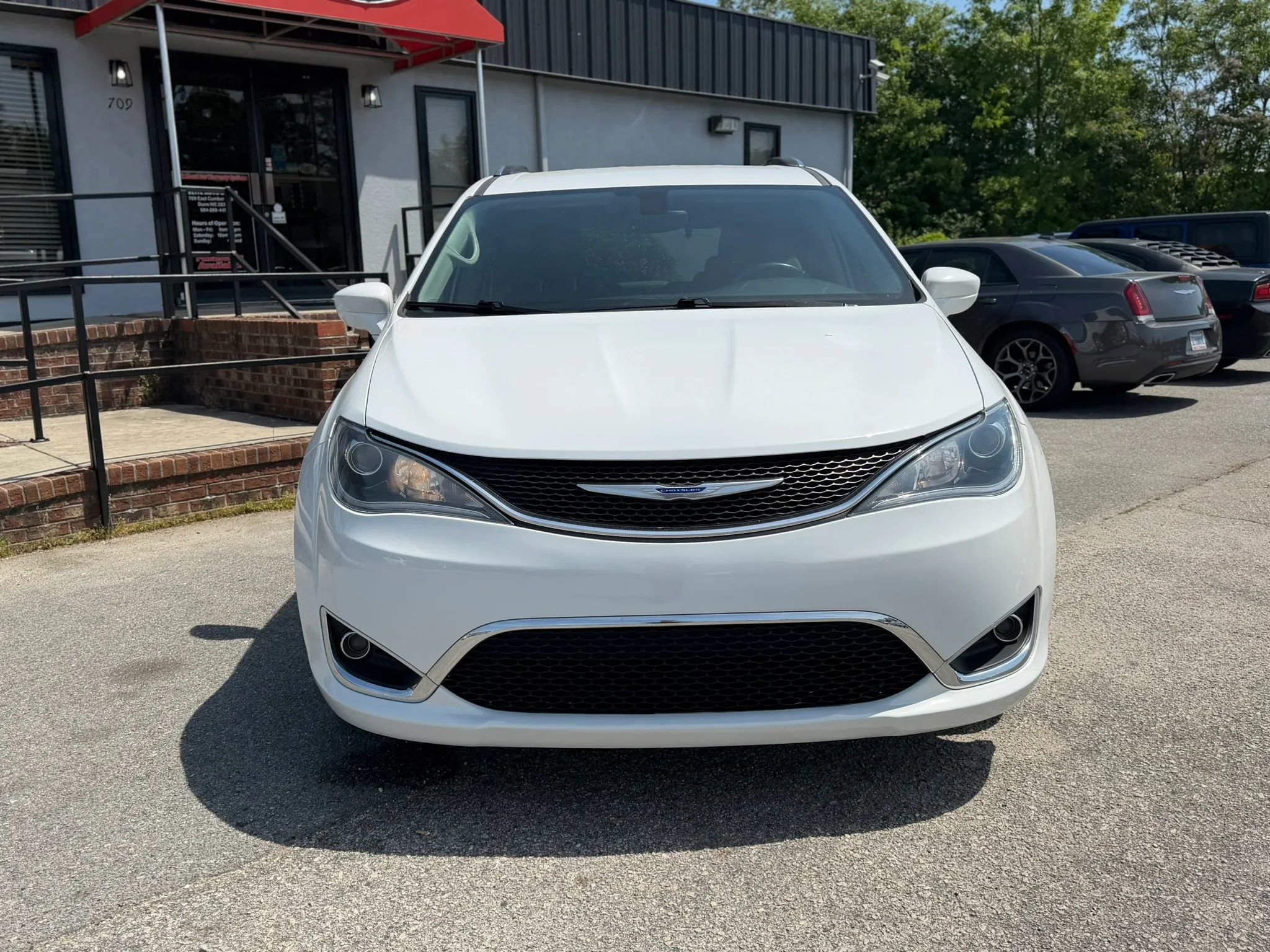 Used 2019 Chrysler Pacifica Touring-L image 4