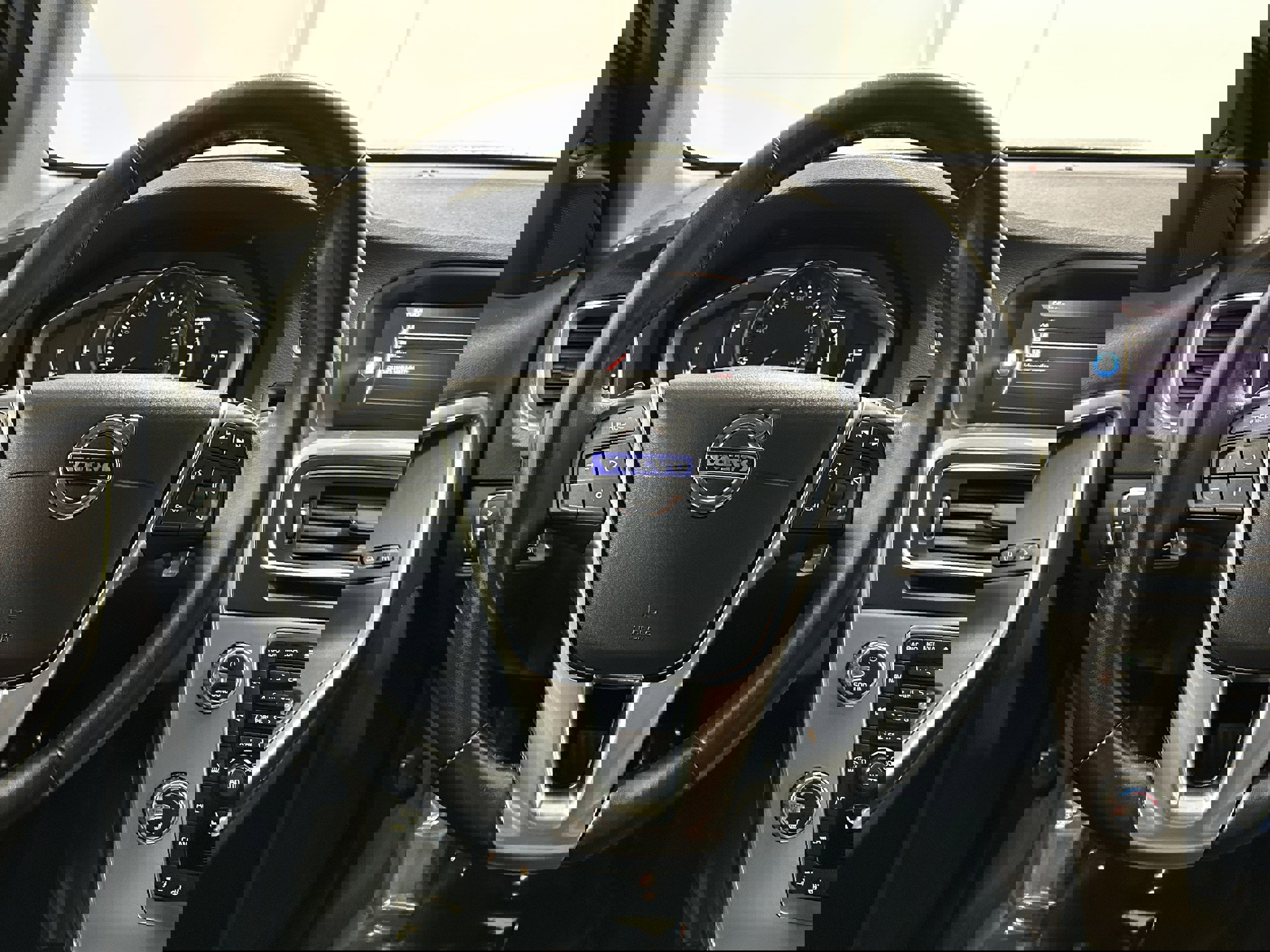 Used 2018 Volvo S60 T5 Dynamic w/ Vision Package image 13