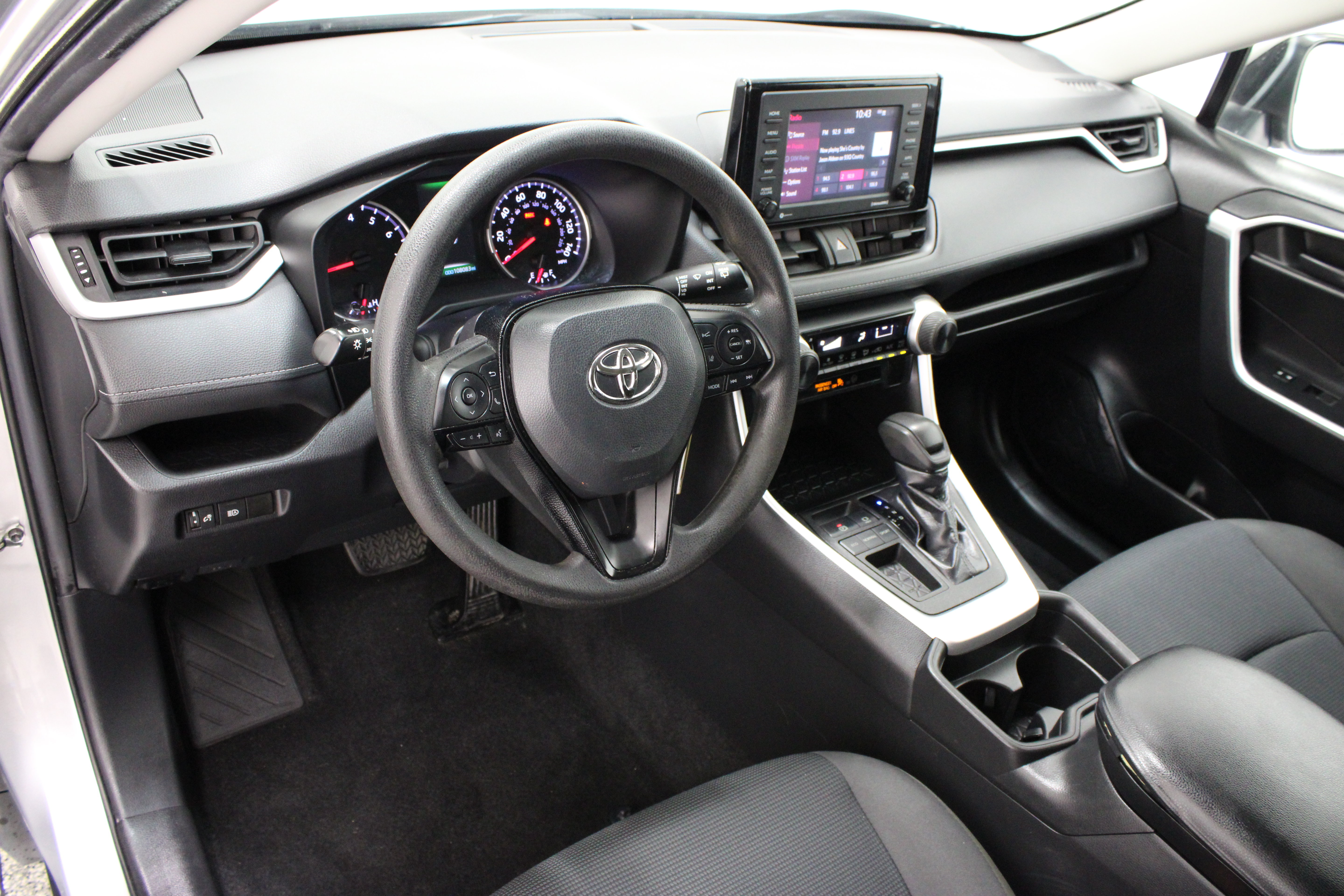 Used 2021 Toyota RAV4 LE FWD image 13