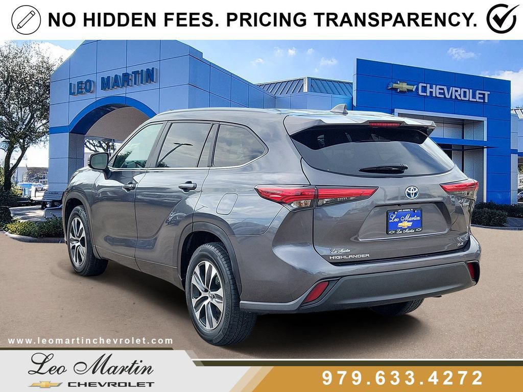 Used 2023 Toyota Highlander XLE FWD image 4