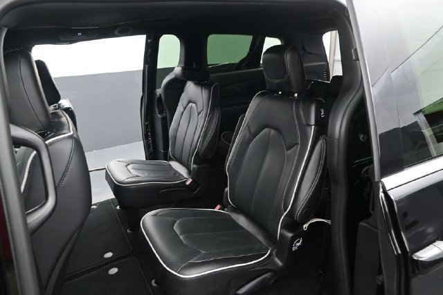 Used 2026 Chrysler Pacifica Limited FWD image 12