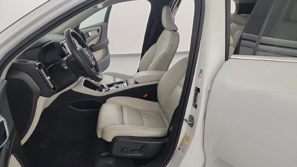 Used 2024 Volvo XC40 B5 Plus AWD/4WD image 14