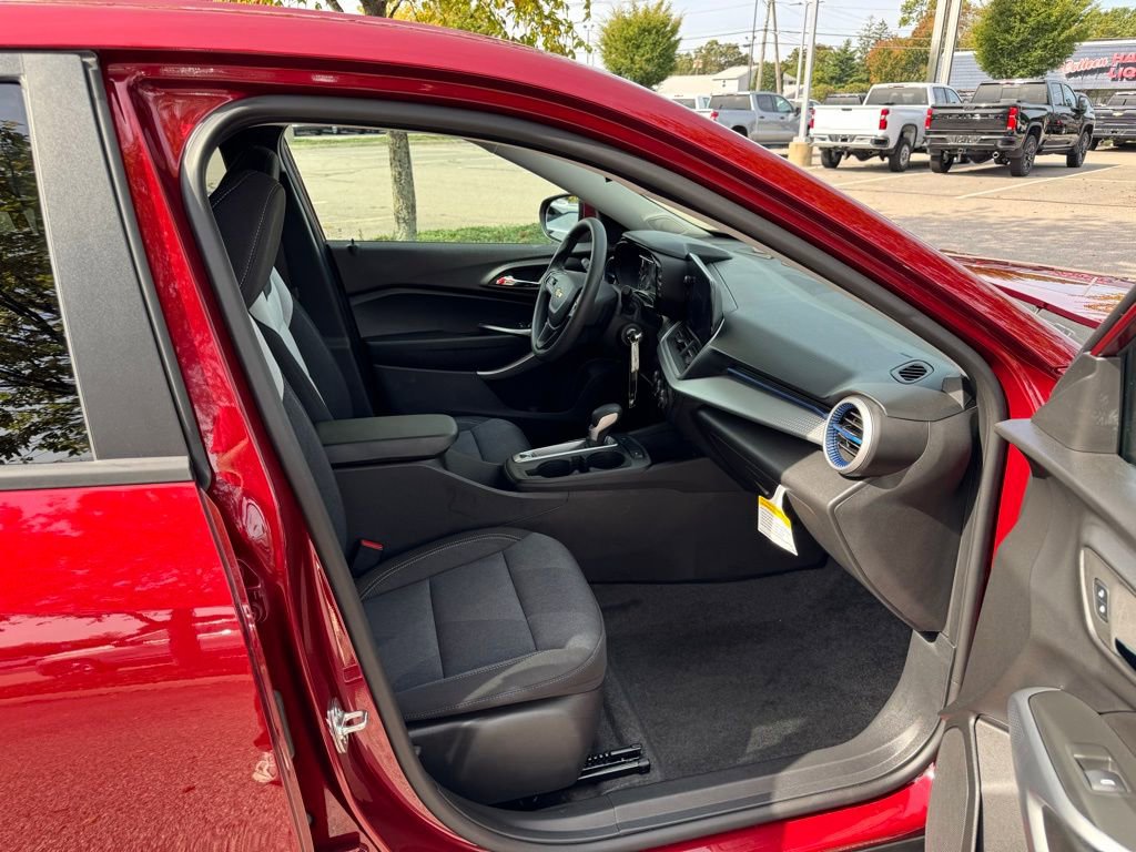 Used 2025 Chevrolet Trax LS w/ LS Convenience Package image 24