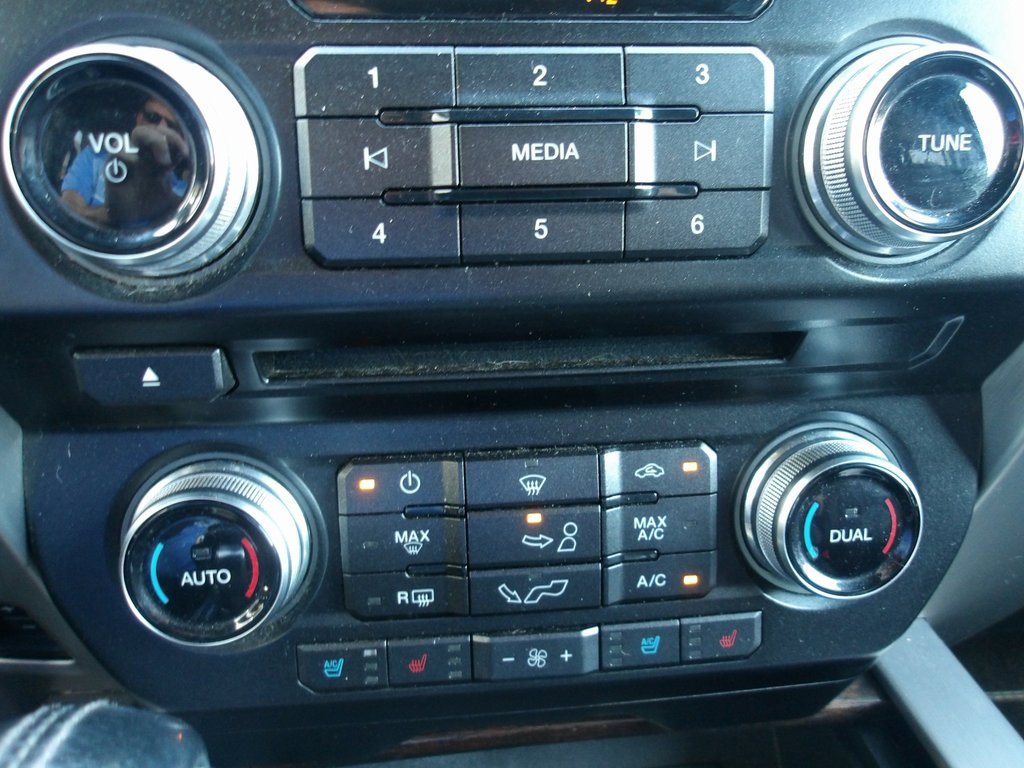 Used 2016 Ford F150 Platinum w/ Equipment Group 701A Luxury image 19