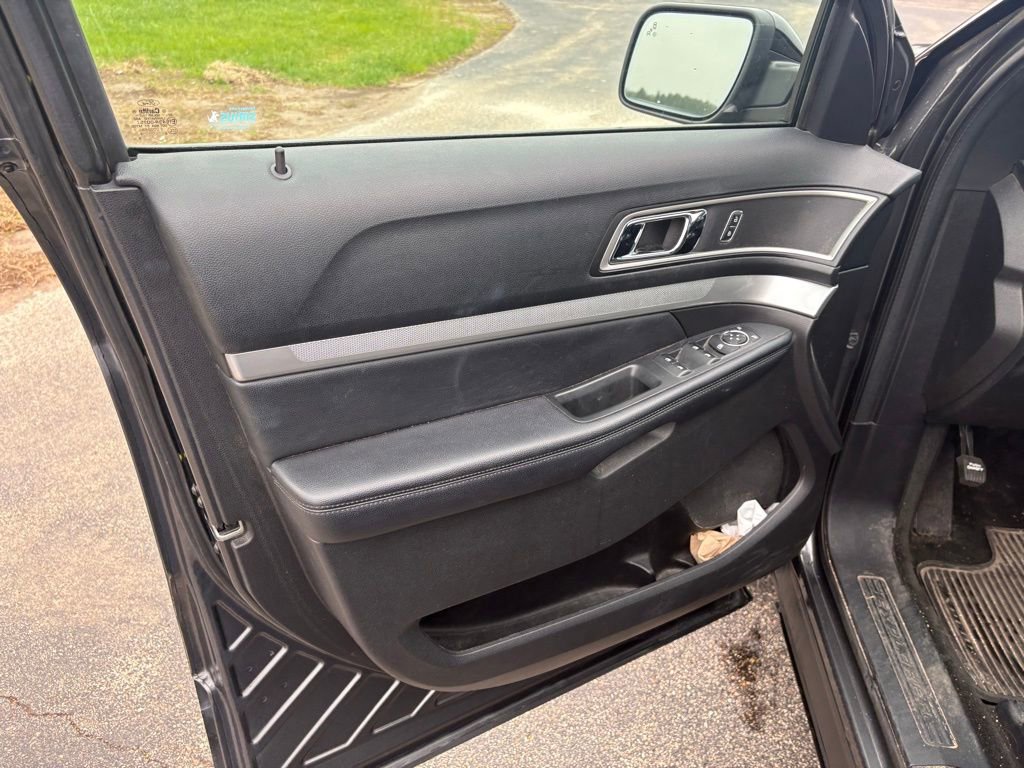 Used 2017 Ford Explorer XLT w/ Equipment Group 202A AWD/4WD image 10