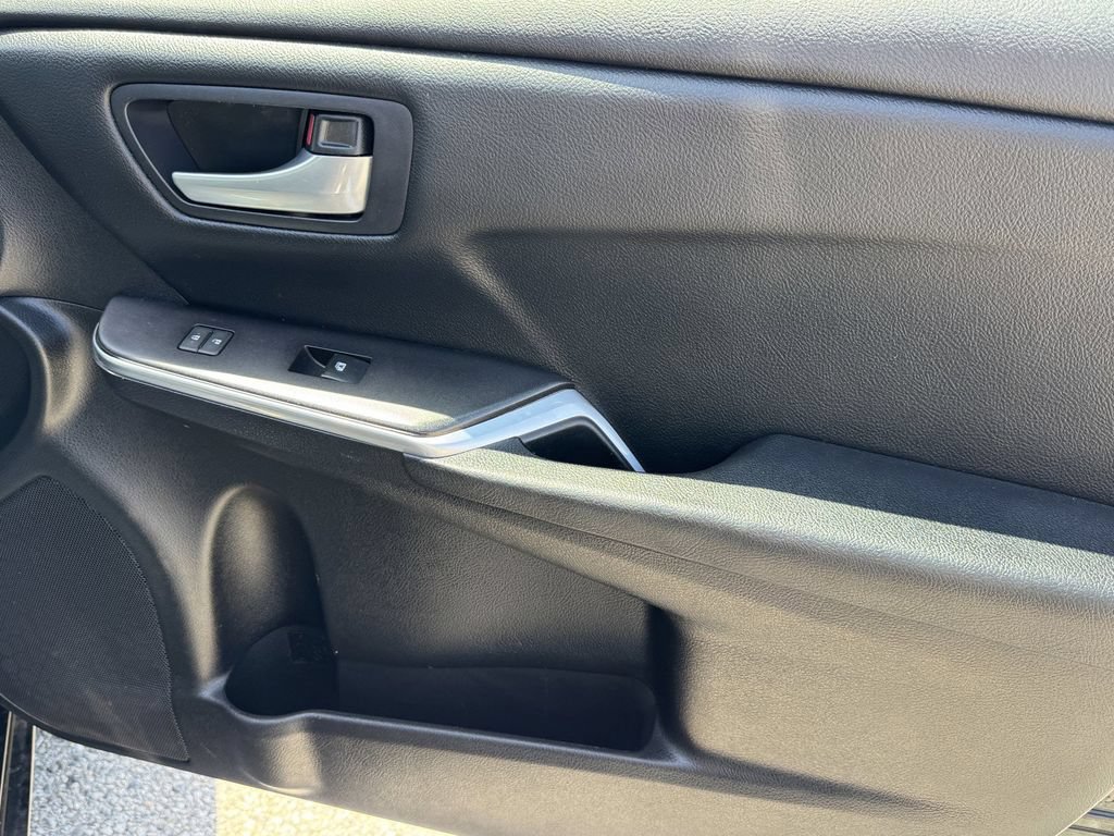 Used 2015 Toyota Camry SE FWD image 9
