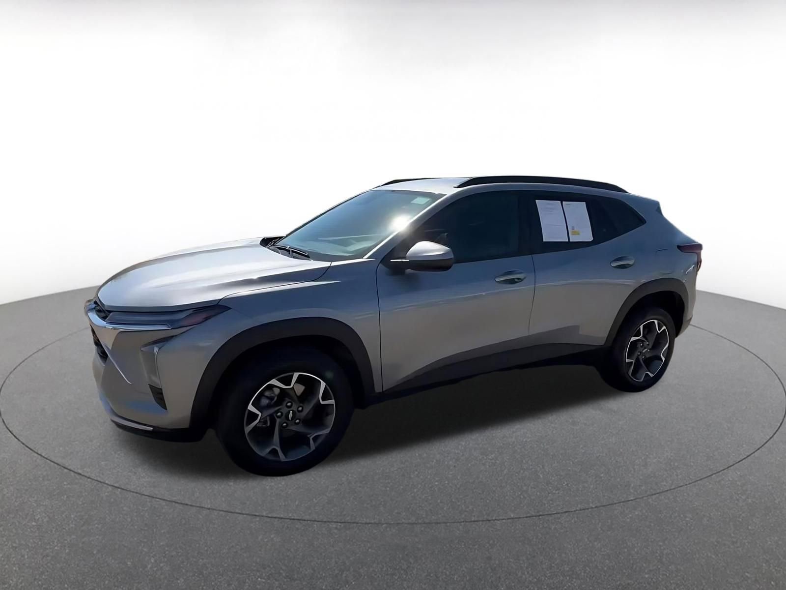 Used 2025 Chevrolet Trax LT FWD image 8