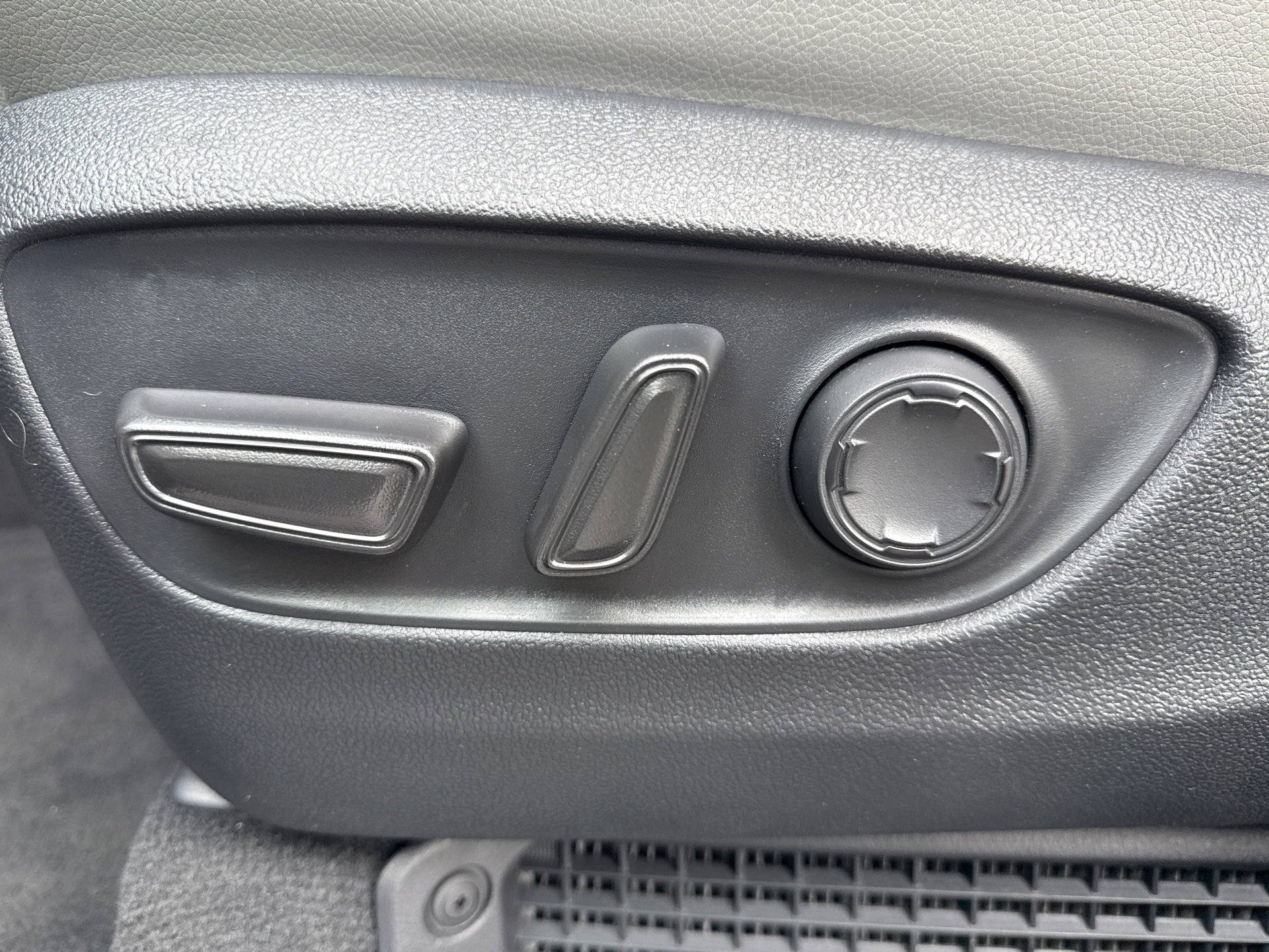 Used 2026 Toyota Sienna XLE FWD image 24