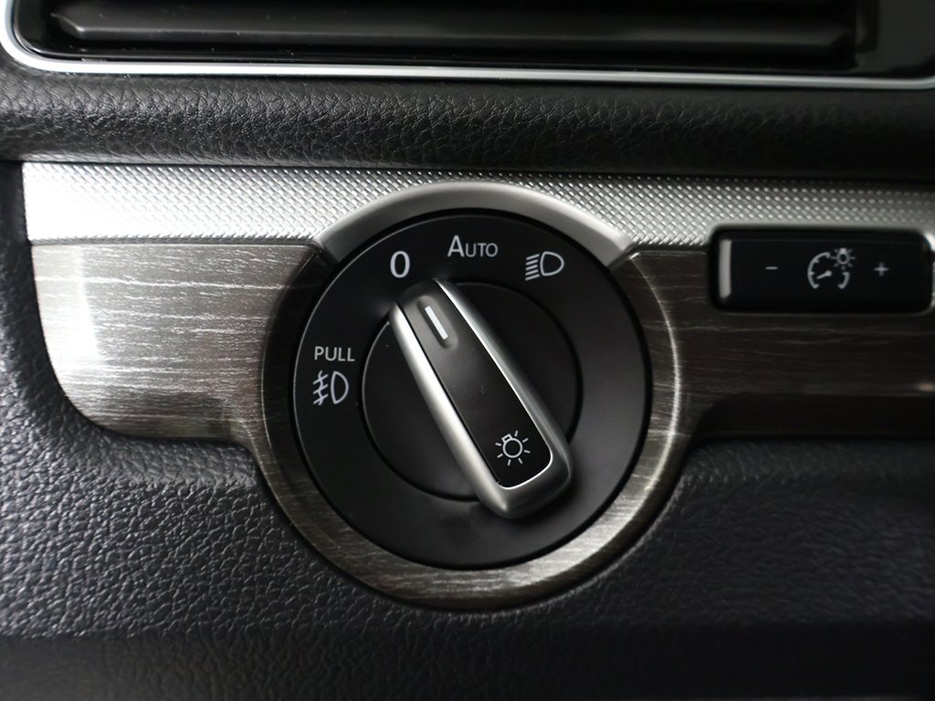 Used 2018 Volkswagen Passat 2.0T SE image 38