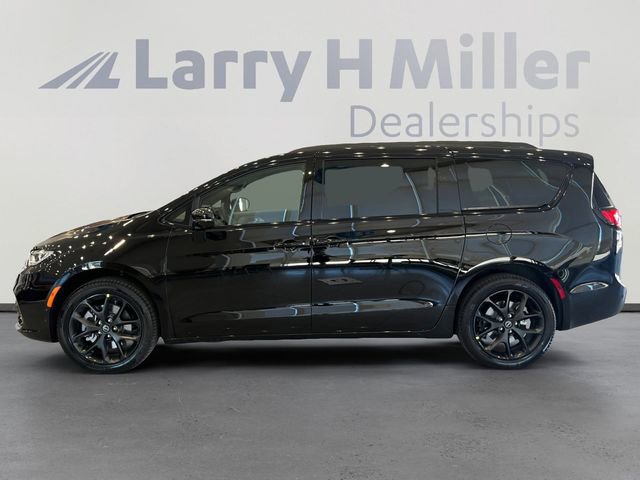 New 2026 Chrysler Pacifica Limited image 2