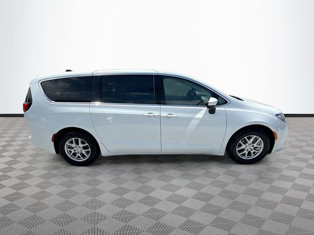 Used 2023 Chrysler Voyager LX FWD image 9