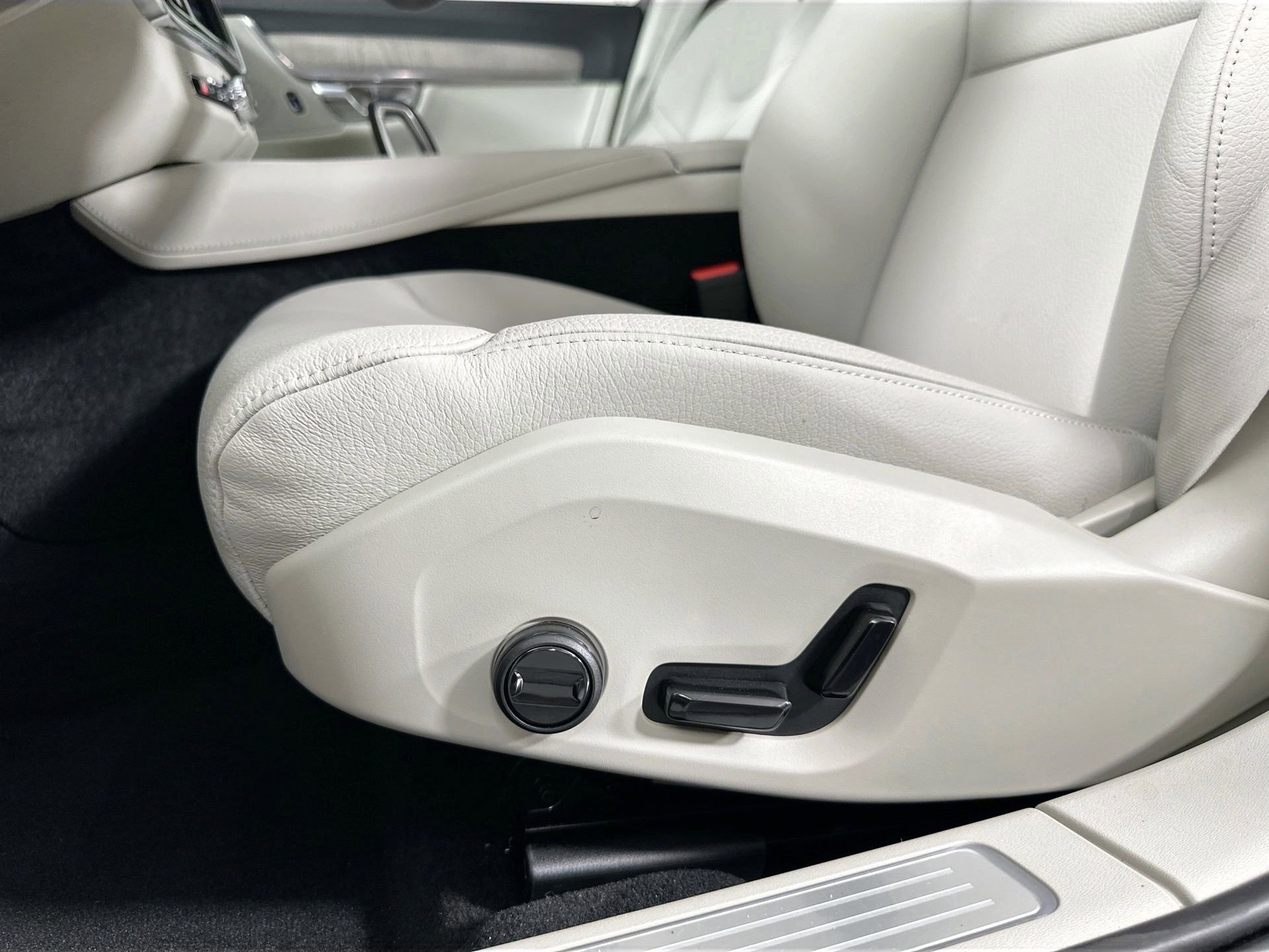 New 2025 Volvo S90 B6 Plus image 15