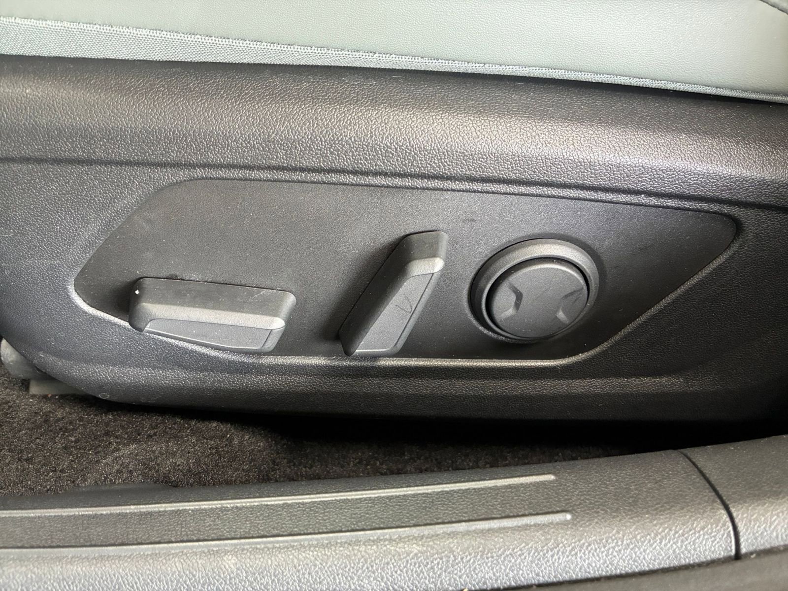 Used 2025 Hyundai Elantra Limited FWD image 23