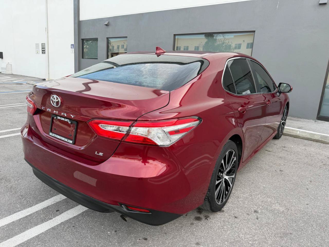 Used 2019 Toyota Camry LE w/ Convenience Package FWD image 4
