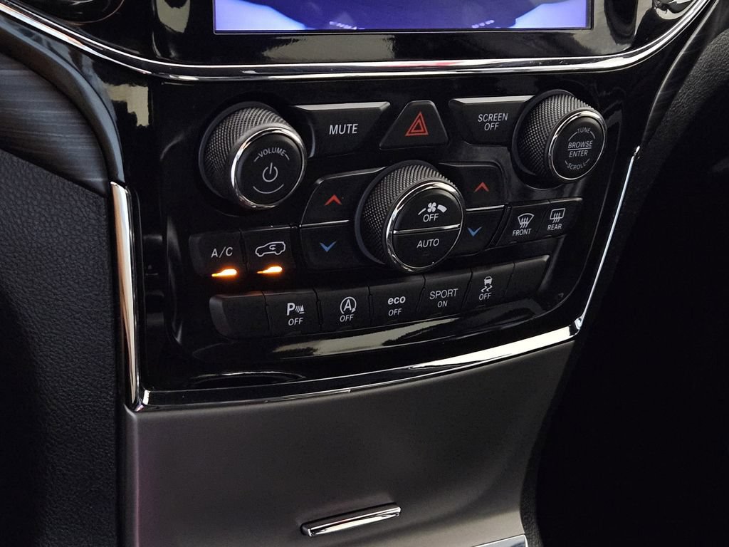 Used 2020 Jeep Grand Cherokee Altitude RWD image 14