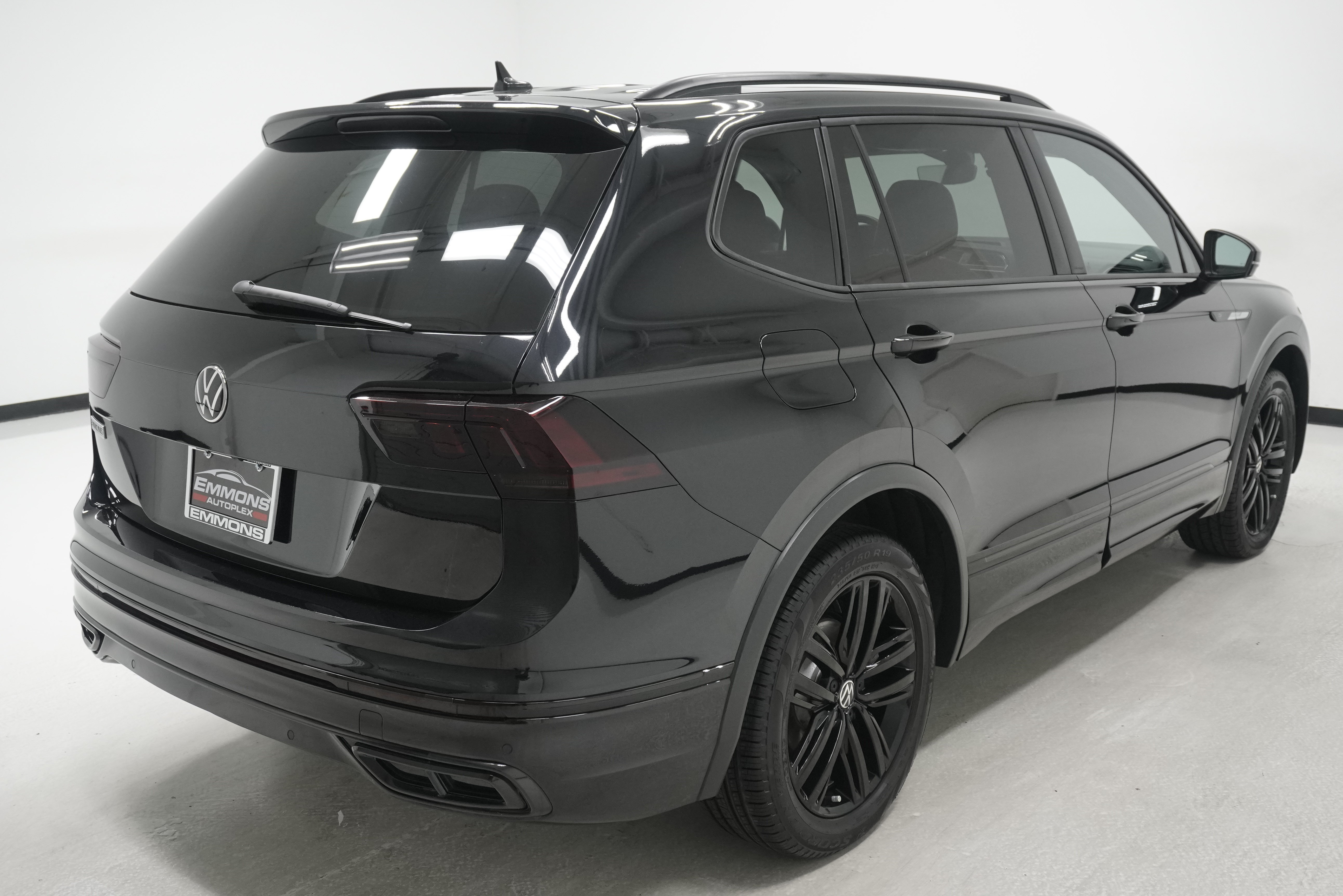 Used 2022 Volkswagen Tiguan SE R-Line AWD/4WD image 4
