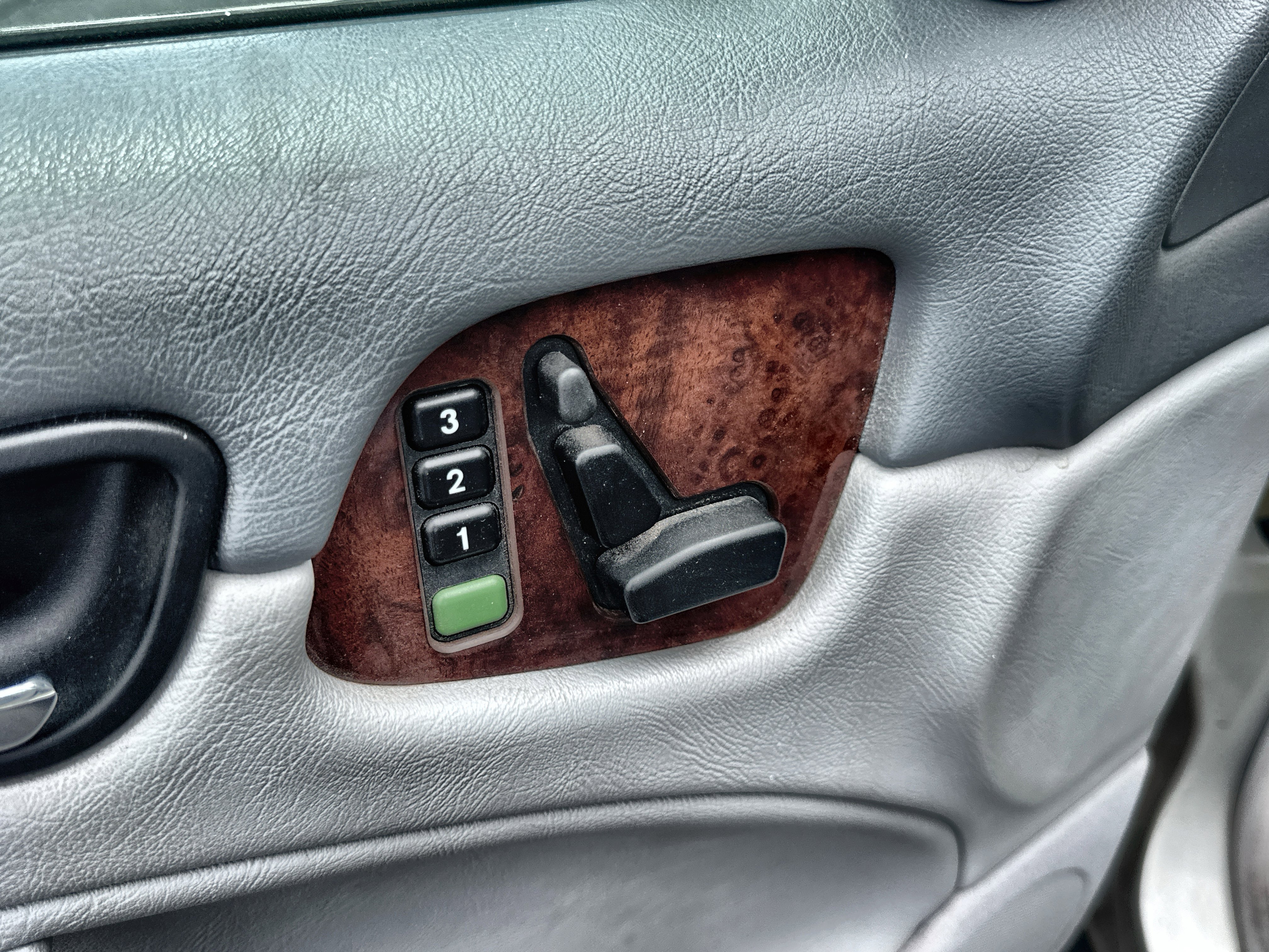 Used 1999 Mercedes-Benz CLK 320 Coupe image 22