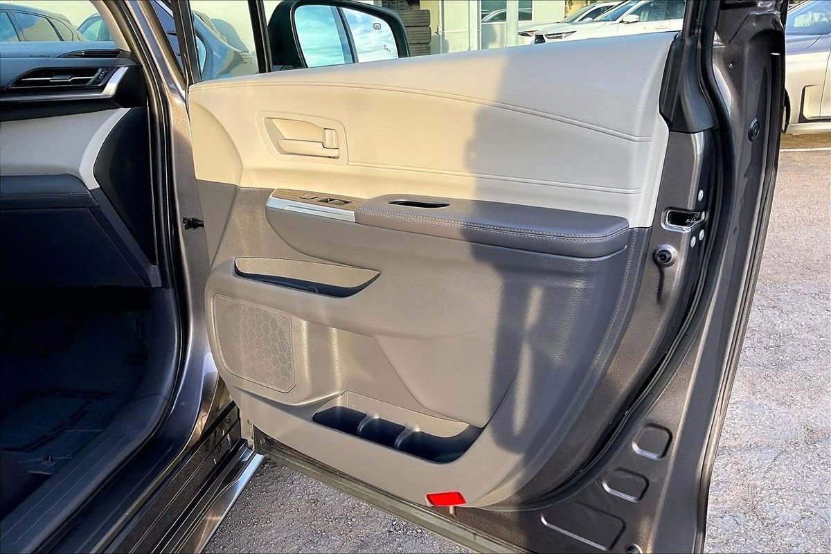 Used 2023 Toyota Sienna LE image 6