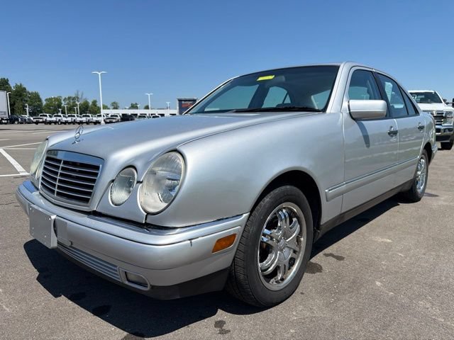 Used 1999 Mercedes-Benz E 320 4MATIC Sedan video 2