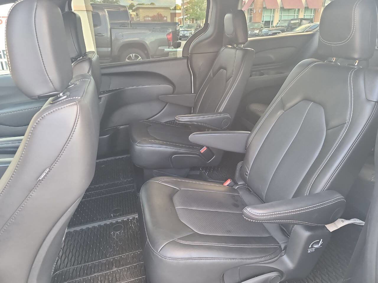 Used 2025 Chrysler Pacifica Select FWD image 26