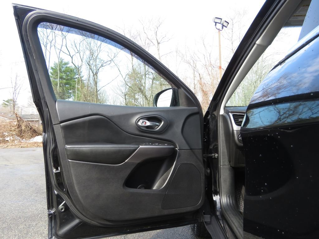 Used 2019 Jeep Cherokee Latitude Plus w/ Cold Weather Group image 9