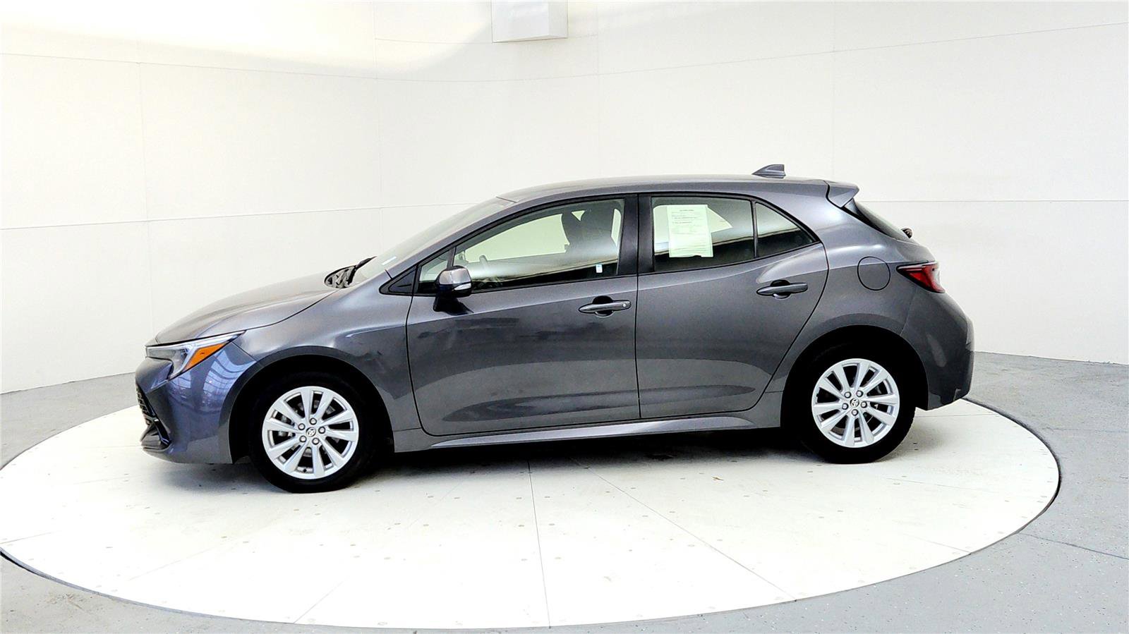 Used 2024 Toyota Corolla SE w/ SE Package image 3