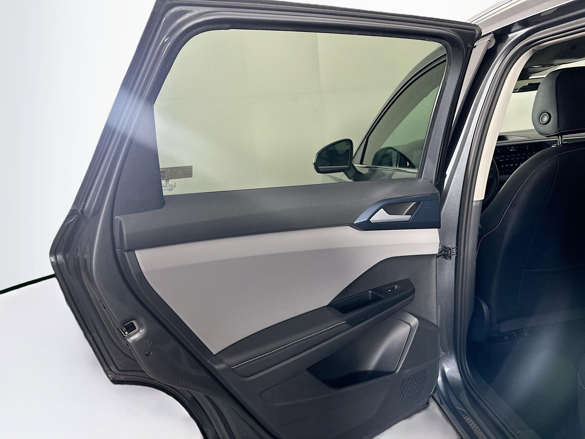 Used 2024 Volkswagen Taos SE image 24