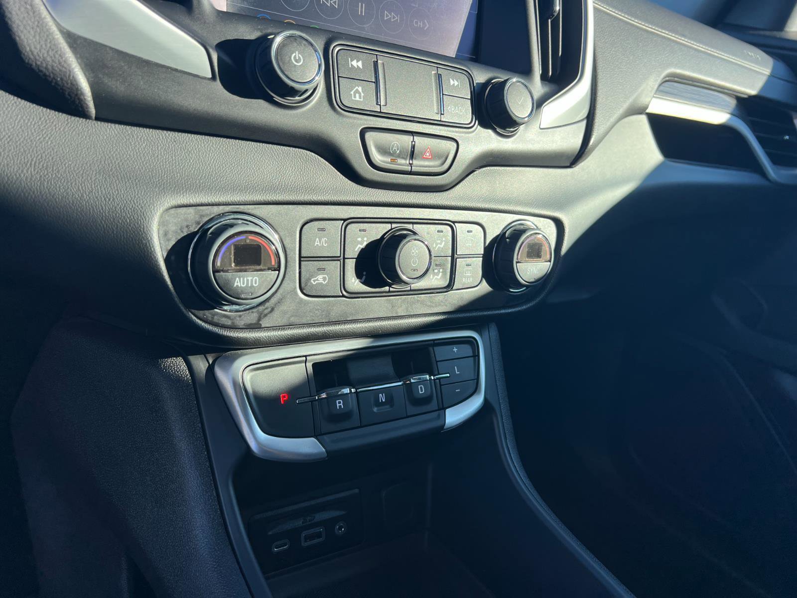 Used 2023 GMC Terrain SLT image 22