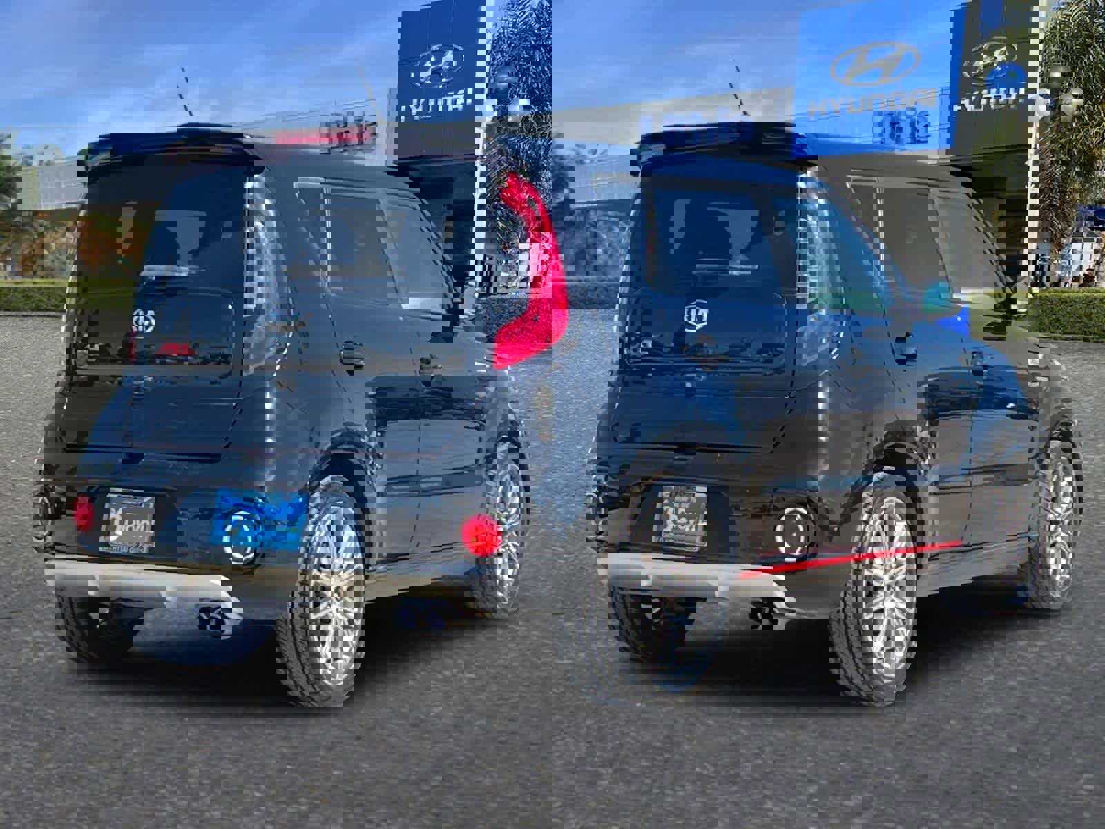 Used 2017 Kia Soul ! w/ Tech Package image 3