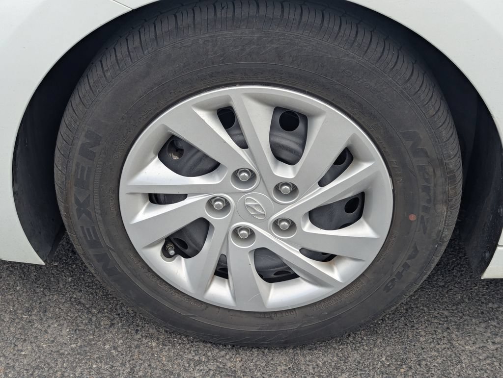 Used 2019 Hyundai Elantra SE w/ Cargo Package FWD image 13