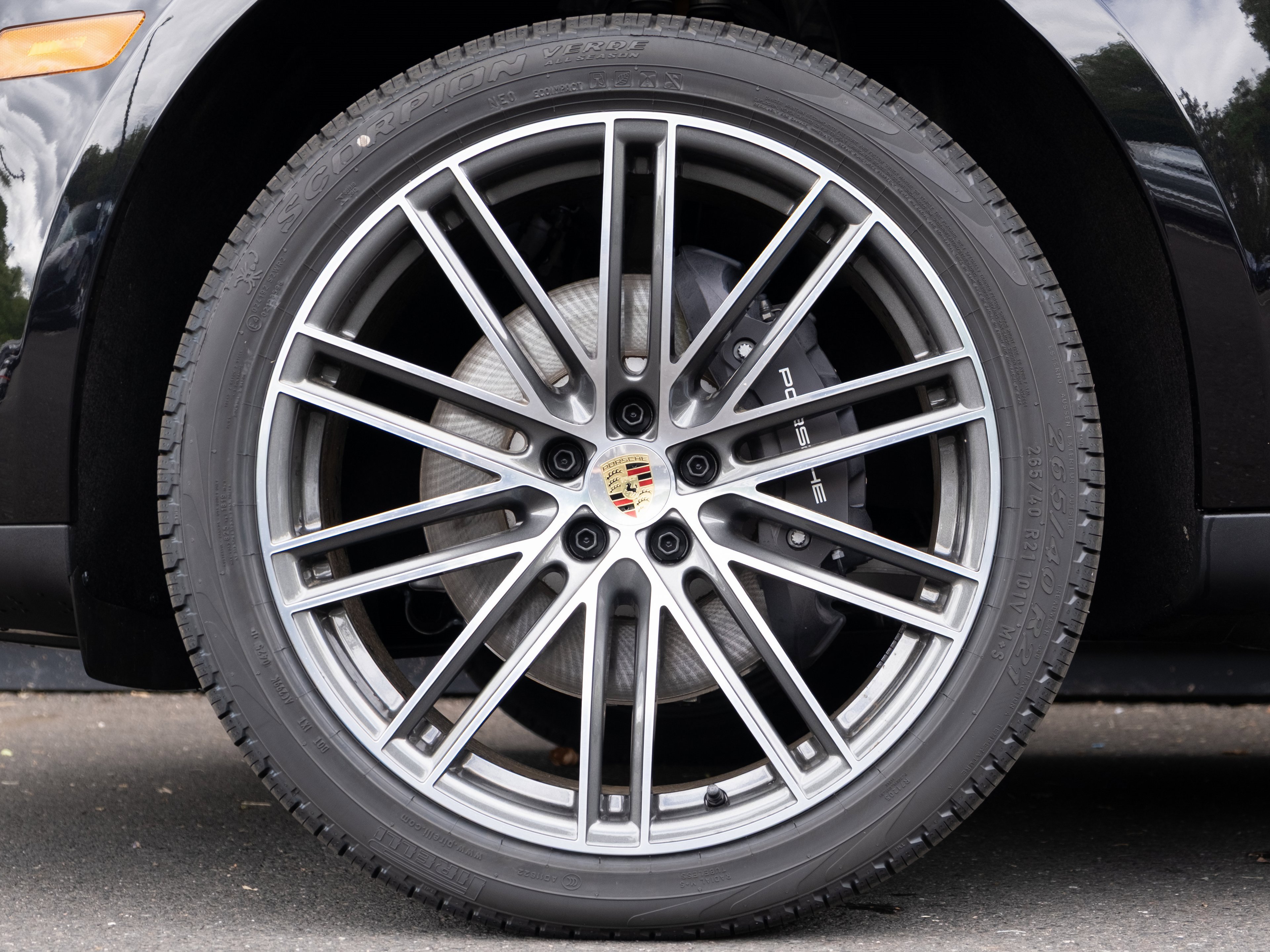 Certified 2025 Porsche Macan image 12