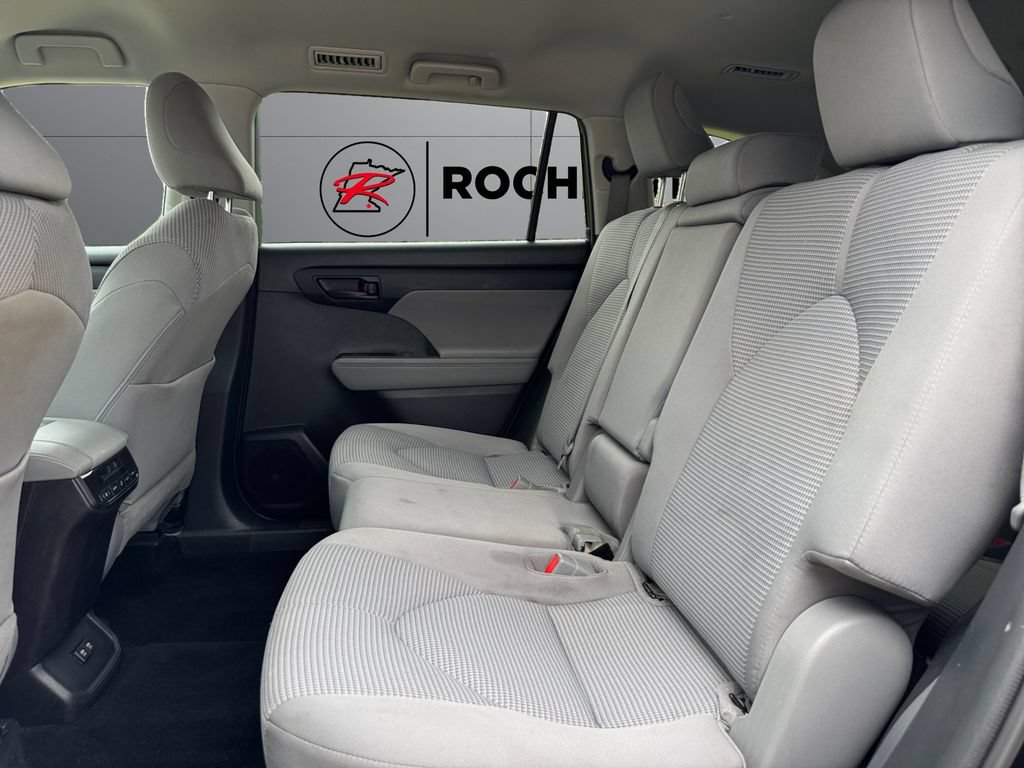 Used 2021 Toyota Highlander LE AWD/4WD image 18
